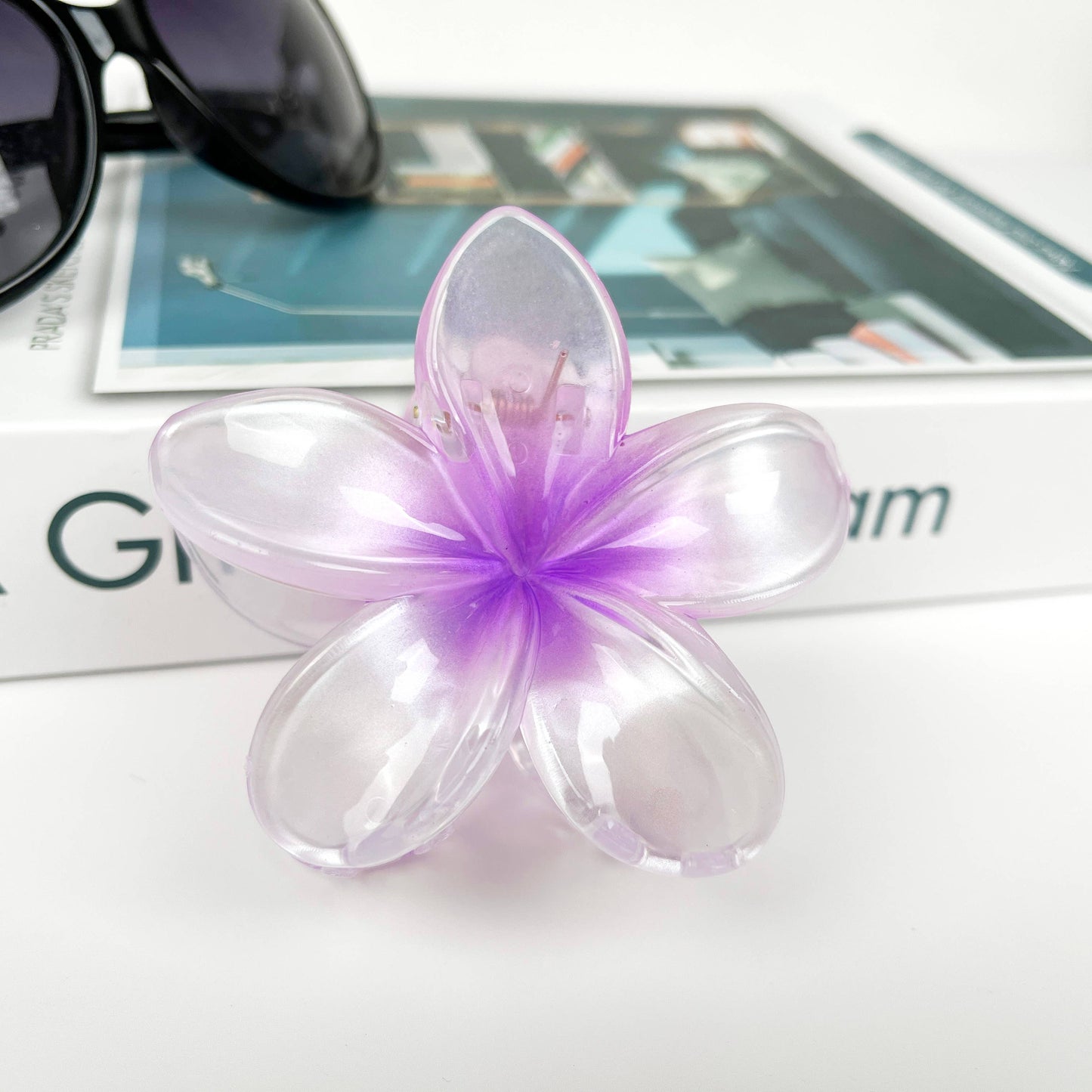 PEARLESCENT HAWAIIAN FLOWER CLIP